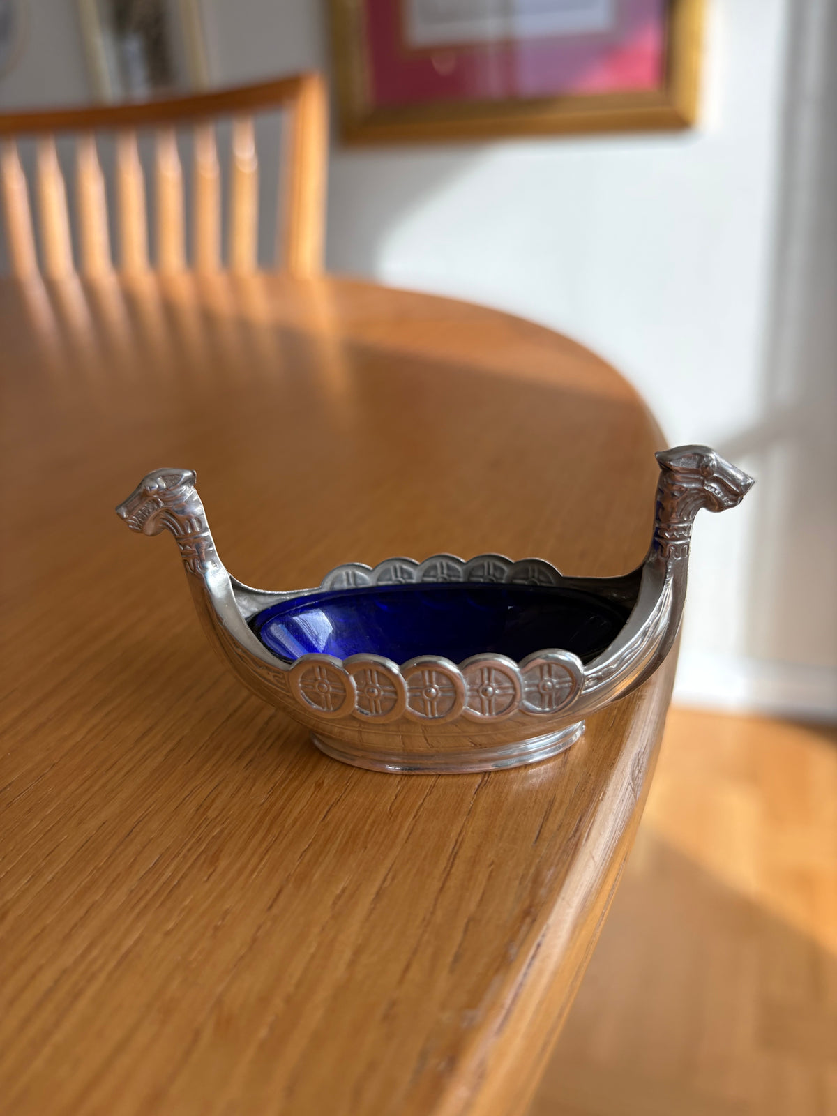 Saltskar i sterling silver med blå glasinsats – Vikingaskepp, Göteborg 1965
