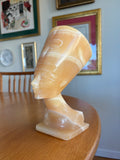 Nefertiti – Handskuren skulpturbyst i natursten / alabaster