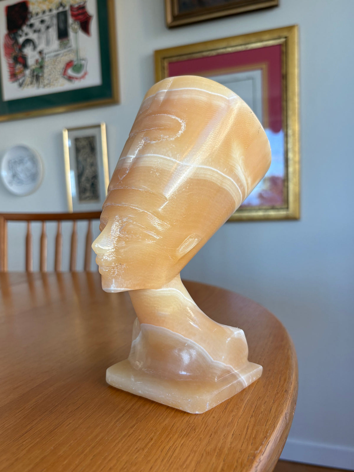 Nefertiti – Handskuren skulpturbyst i natursten / alabaster