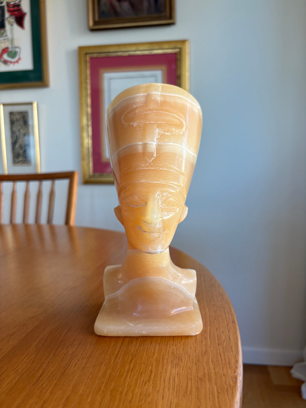 Nefertiti – Handskuren skulpturbyst i natursten / alabaster