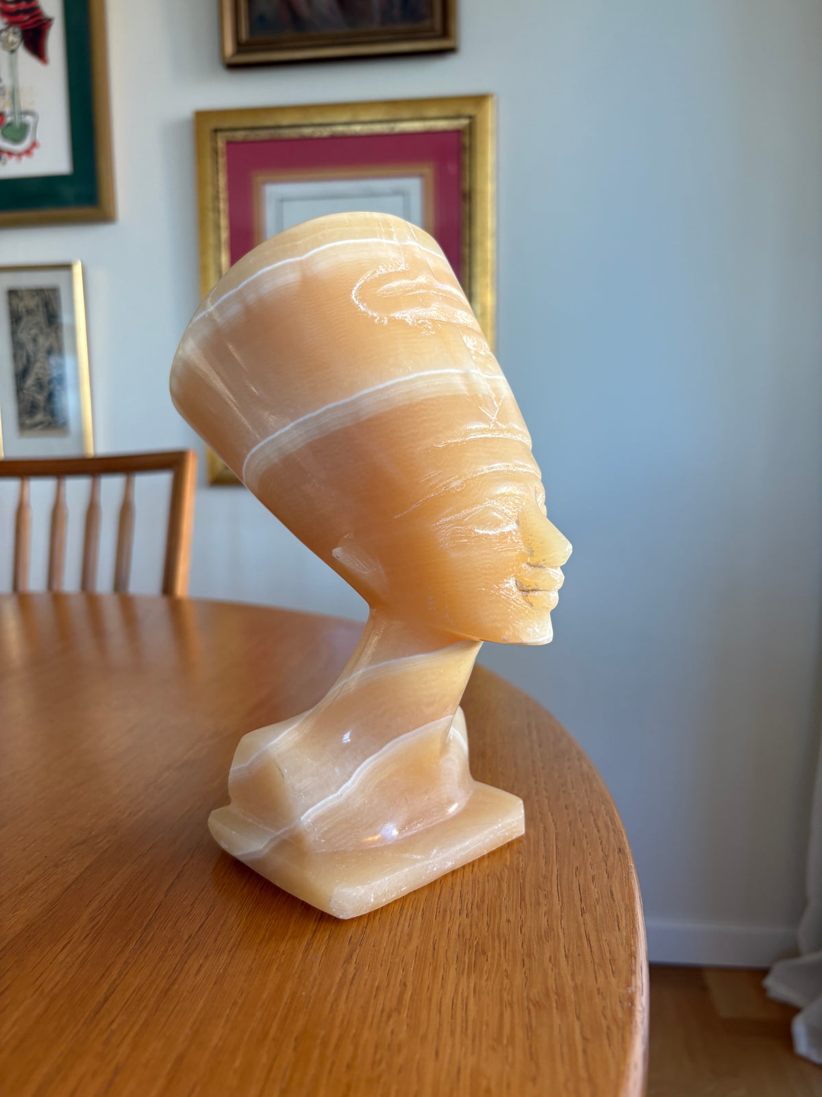 Nefertiti – Handskuren skulpturbyst i natursten / alabaster
