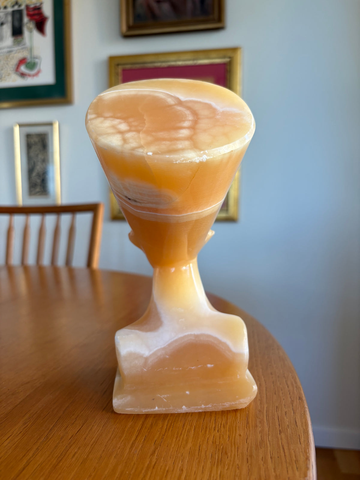 Nefertiti – Handskuren skulpturbyst i natursten / alabaster
