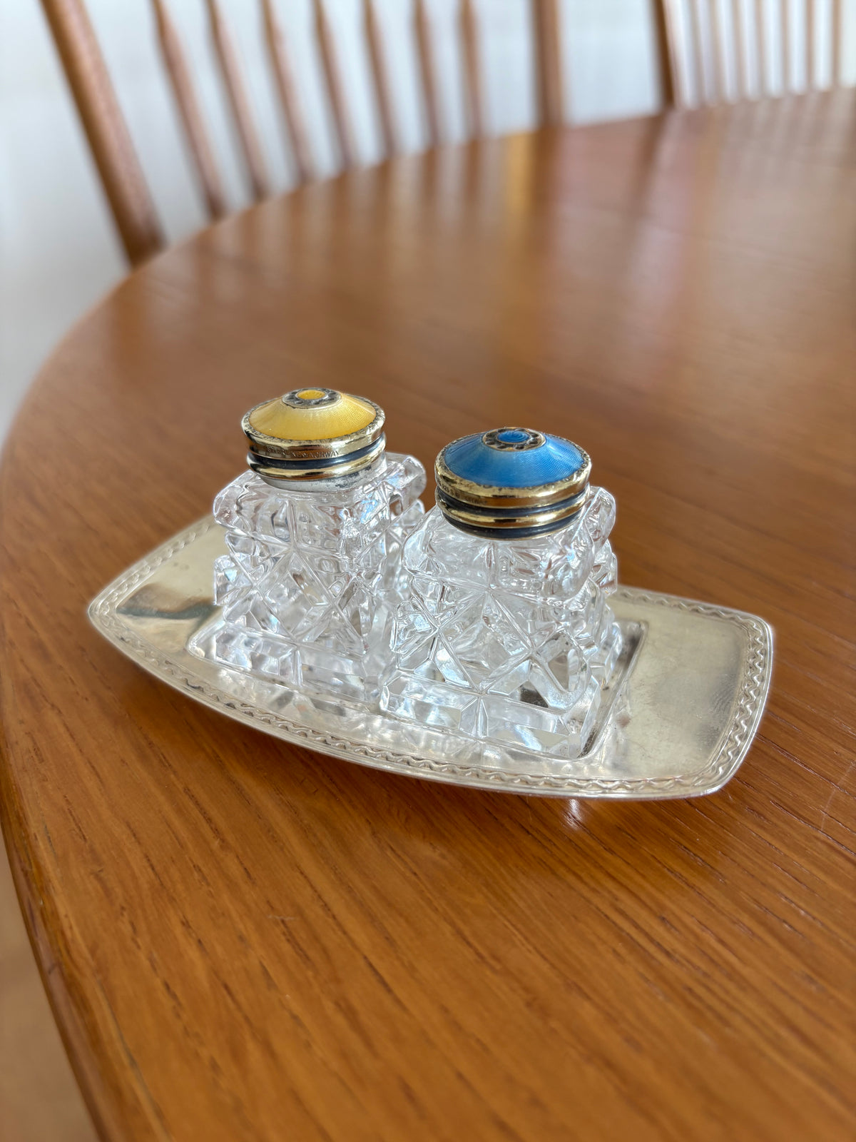 Salt & Pepparströare i slipad kristall med emaljerade lock i sterlingsilver, David Andersen, Norge