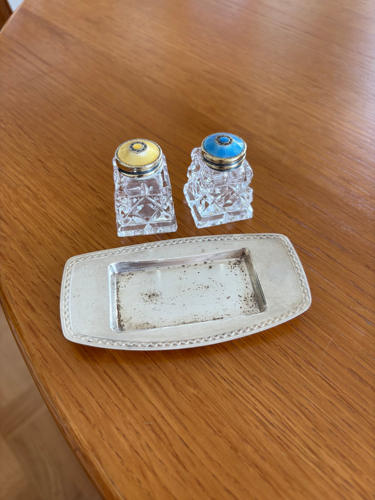 Salt & Pepparströare i slipad kristall med emaljerade lock i sterlingsilver, David Andersen, Norge